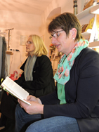 Klappstuhllesung am Langen Freitag in Oettingen - Kosmetikstudio und Mode Pöschko - Bürgermeisterin Petra Wagner liest aus "Sterben in Schönheit"