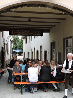 Gemütliches Weißwurst Essen von der Metzgerei Leberle mit Bewirtung der Goldenen Gans