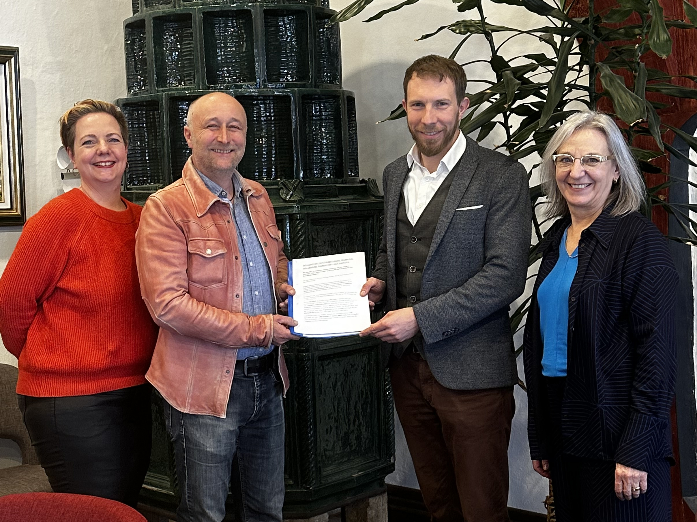 Unterschriftenübergabe an den Bürgermeister Thomas Heydecker